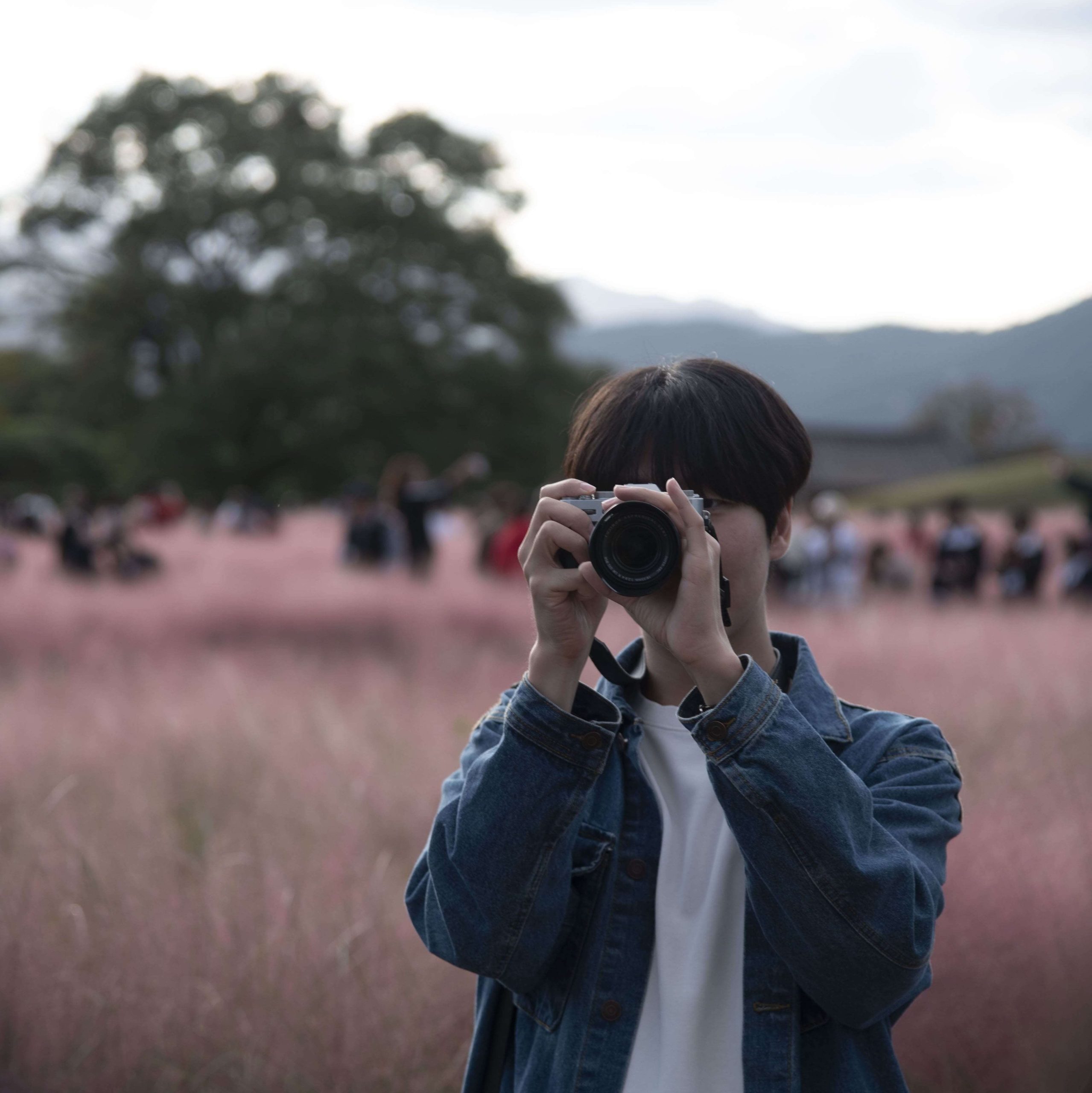 필름카메라 들고 있는 여행객